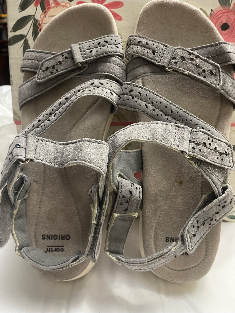 Earth Origins woman’s Gray Suede Adjustable Sandals size 9w